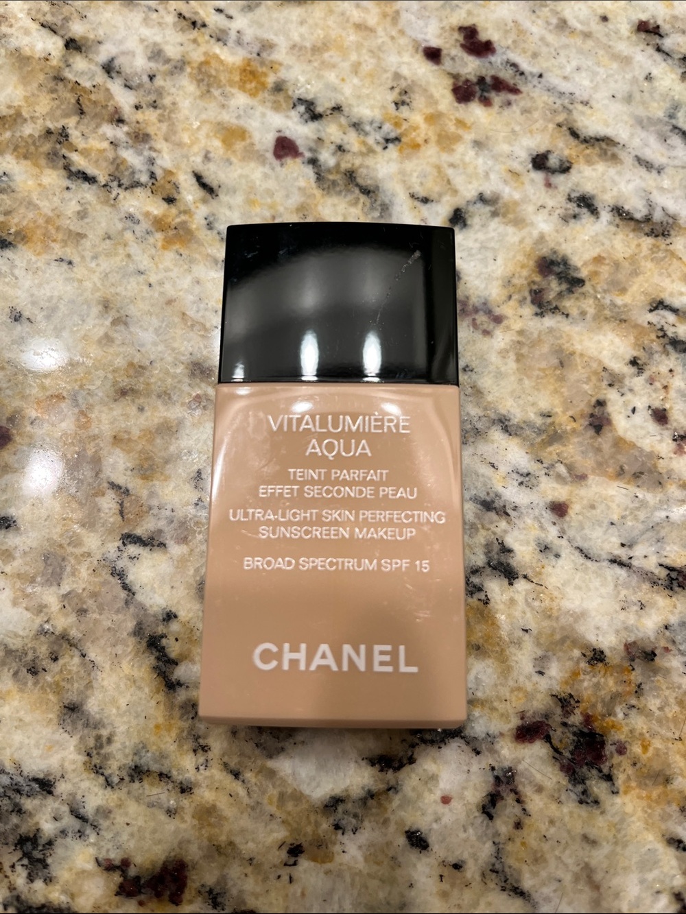 CHANEL Vitalumière Aqua Lightweight Foundation - Beige